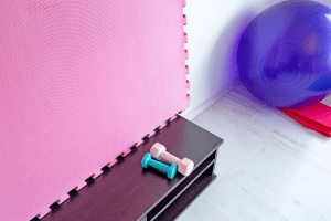 Evde tatami ve spor ekipmanlarıyla hazırlanmış antrenman alanı