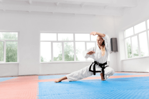 Tatami üzerinde karate antrenmanı yapan sporcu