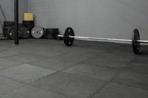 Tatami zeminli spor salonunda ağırlık antrenmanı alanı